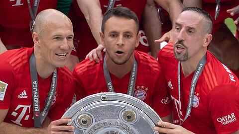 Arjen Robben (l-r), Rafinha und Franck Ribery mit der Meisterschale. Foto: Sven Hoppe/Archivbild