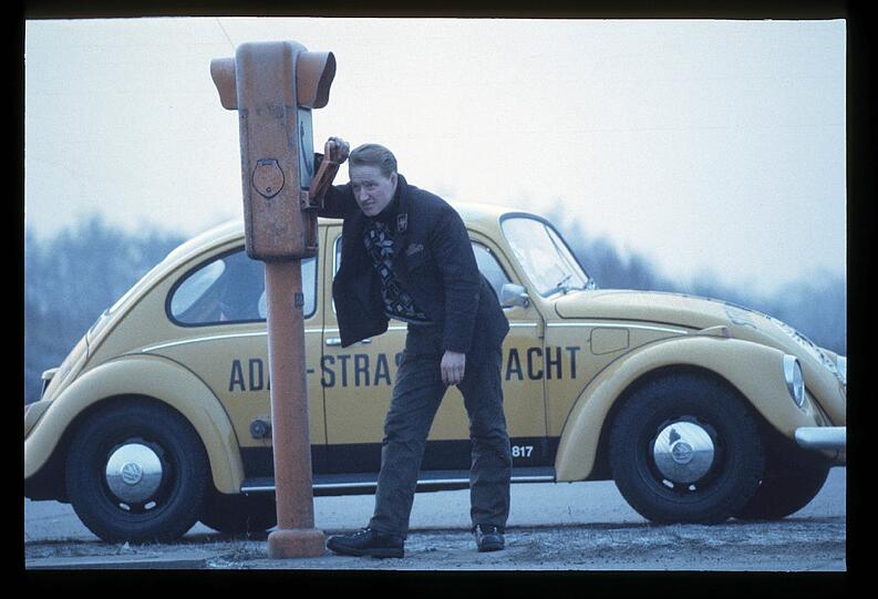 Ab 1963 werden VW Käfer als Straßenwachtfahrzeuge eingesetzt . Der Straßenwachtfahrer erhält über die Notrufsäule einen Einsatzauftrag.