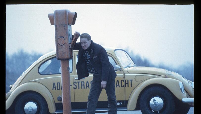 Ab 1963 werden VW Käfer als Straßenwachtfahrzeuge eingesetzt . Der Straßenwachtfahrer erhält über die Notrufsäule einen Einsatzauftrag. Ab 1963 werden VW Käfer als Straßenwachtfahrzeuge eingesetzt . Der Straßenwachtfahrer erhält über die Notrufsäule einen Einsatzauftrag.