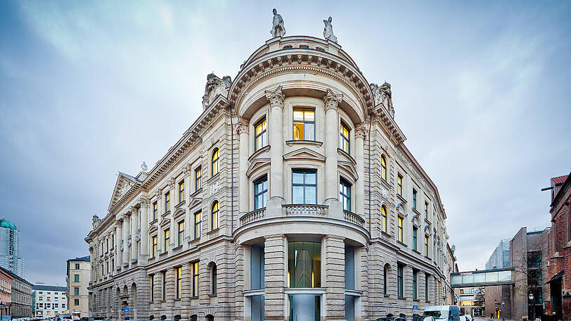 Hinter den denkmalgeschützten Fassaden der Nummer 1 und dem Palais Neuhaus-Preysing baut die Bayerische Hausbau ein Fünf-Sterne-Hotel. (Archivbild)