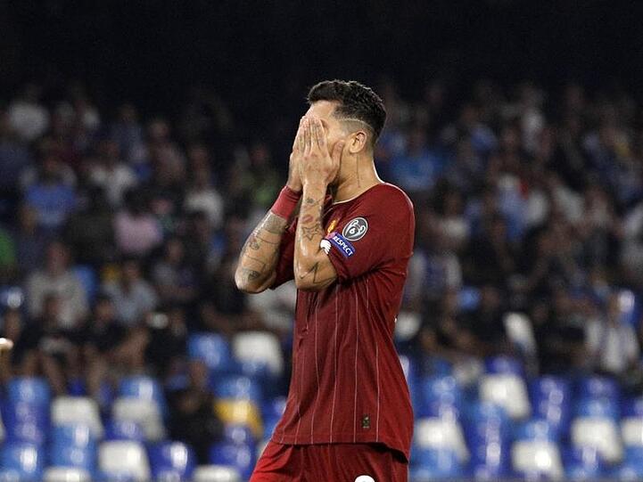Roberto Firmino vom FC Liverpool schlägt nach der Niederlage in Neapel seine Hände vors Gesicht.