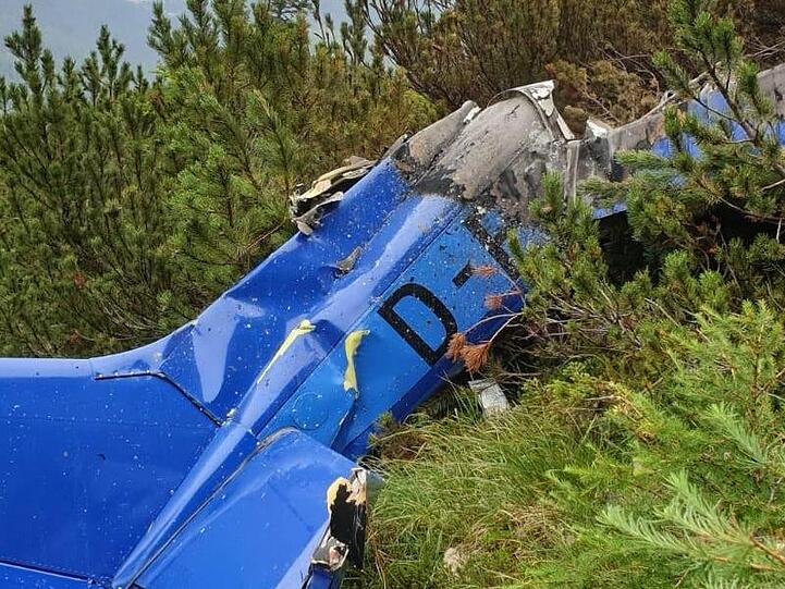 Das Foto zeigt ein verunglücktes Kleinflugzeug. Foto: Polizeipräsidium Oberbayern Süd