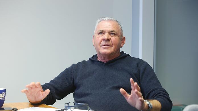 Ein Macher durch und durch: Peter Aicher im Besprechungsraum seines Rettungsdienst-Unternehmens in Trudering.