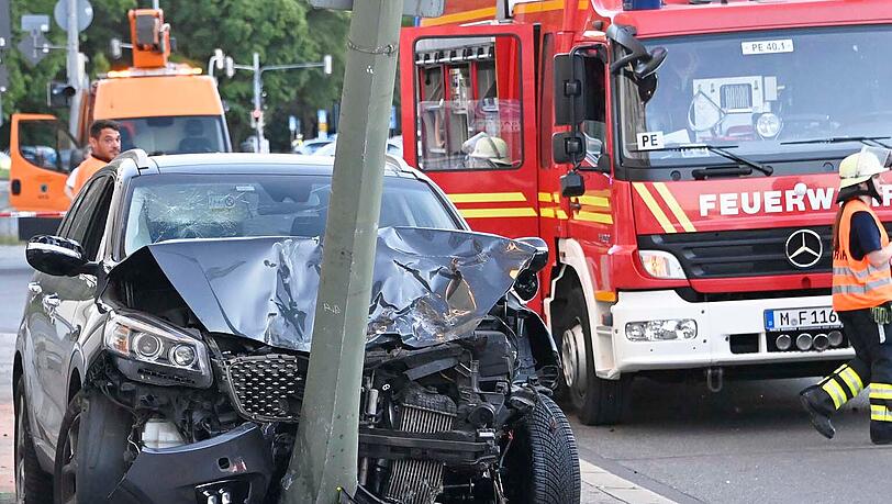 Bei einem Unfall auf dem Innsbrucker Ring ist ein Mann tödlich verletzt worden. Bei einem Unfall auf dem Innsbrucker Ring ist ein Mann tödlich verletzt worden.
