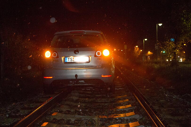 Einfach mitten auf die Gleise gelenkt: Ein Wagen steckt am Samstagabend auf den Schienen fest. Über eine Stunde dauerte die Bergung. Der Zugverkehr war gesperrt.