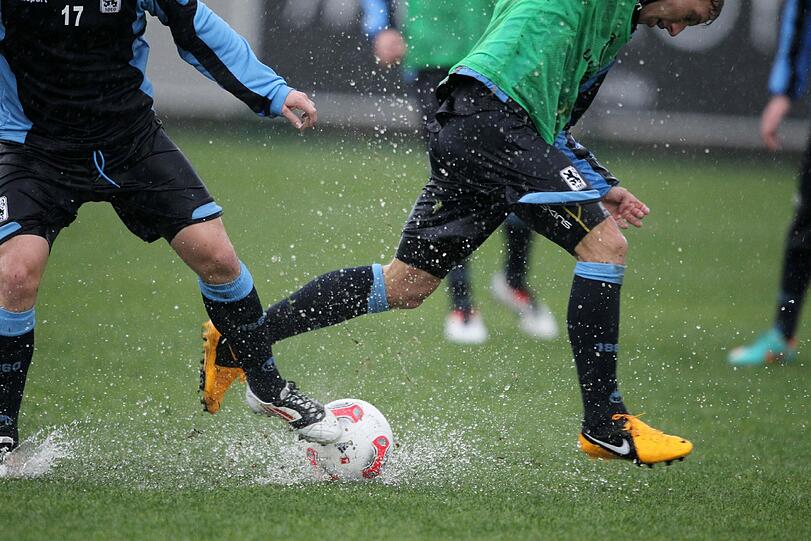 "Land unter" in Belek. Nach gut einer Stunde Training war Schluss. Der Regen setzte den Rasen komplett unter Wasser und Alexander Schmidt brach das Training ab.