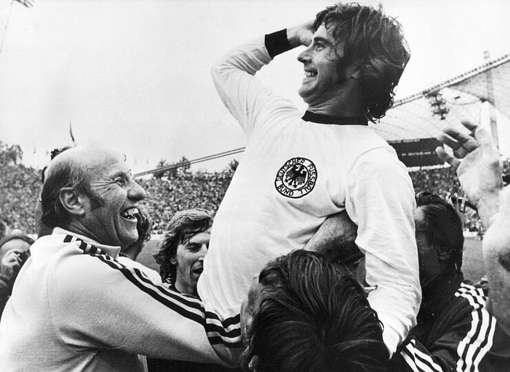 Helmut Schön (1966 bis 1978), hier mit Gerd Müller. Unter Schön gewann die DFB-Elf die EM 1972 und die WM 1974. Er trat nach der WM 1978 &ndash; wie angekündigt &ndash; zurück.