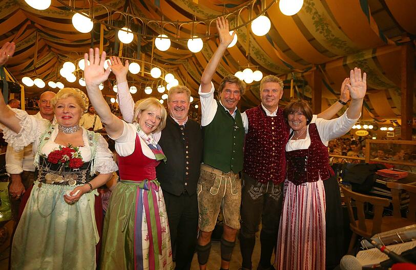 Das große Wiesn-Finale in der Bräurosl mit Bügermeister Dieter Reiter, Ehefrau Petra und Georg und Renate Heide.