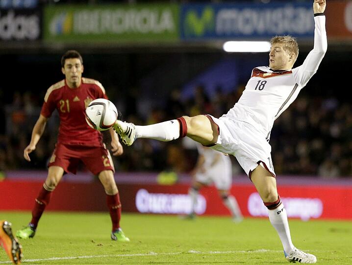 TONI KROOS: NOTE 2.
Reals Spielmacher, die &bdquo;Atracción&ldquo; der DFB-Elf? Nicht wirklich - bis kurz vor Schluss. Traf dann überraschend mit
trockenem Aufsetzer aus 25 Metern. Matchwinner!