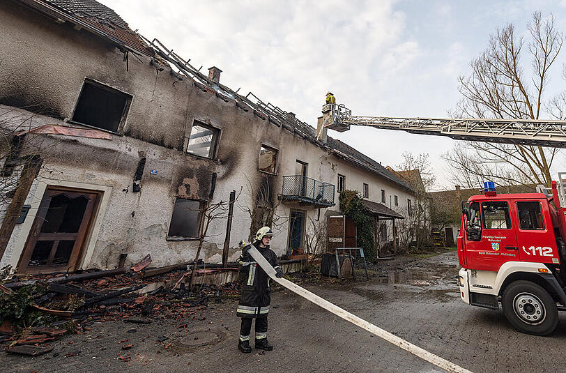 Feuerwehrleute löschen in Mallersdorf-Pfaffenberg (Bayern) ein Wohnhaus auf dem Gelände eines Bauernhofes. Bei Löscharbeiten in dem brennenden Haus haben Einsatzkräfte eine Leiche gefunden.