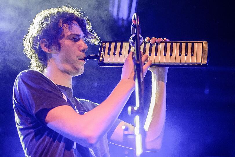 Henning May von der Band AnnenMayKantereit spielt auf einer Melodica.