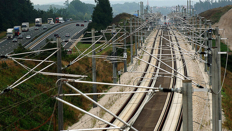 Parallel zur Autobahn A9 verläuft nahe dem mittelfränkischen Allersberg die ICE-Strecke Nürnberg-München.