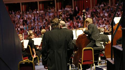 Der BR stellt bald mehr Konzerte mit Mariss Jansons (hier auf dem Weg zum Dirigentenpult in der Royal Albert Hall) ins Internet. Verschwindet er deshalb auf UKW?