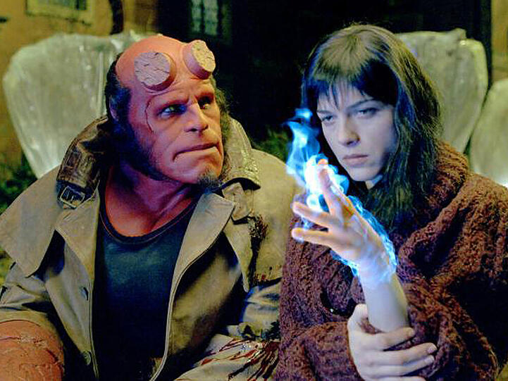 "Hellboy": Liz (Selma Blair) verfügt wie Hellboy (Ron Perlman) über übernatürliche Kräfte