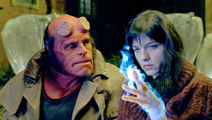 "Hellboy": Liz (Selma Blair) verfügt wie Hellboy (Ron Perlman) über übernatürliche Kräfte "Hellboy": Liz (Selma Blair) verfügt wie Hellboy (Ron Perlman) über übernatürliche Kräfte