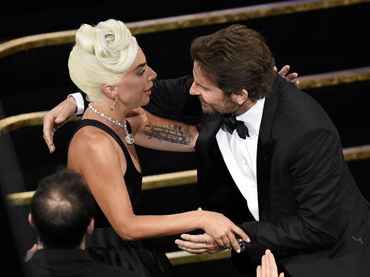 Bradley Cooper gratuliert Lady Gaga für ihren Oscar-Gewinn.