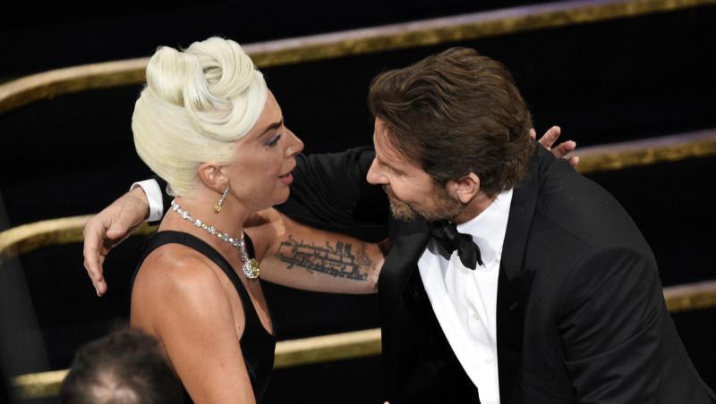 Bradley Cooper gratuliert Lady Gaga für ihren Oscar-Gewinn. Bradley Cooper gratuliert Lady Gaga für ihren Oscar-Gewinn.