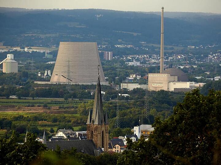 Der Kühlturm-Rest ist vor dem entgültigen Abriss hinter der Mülheimer Pfarrkirche Maria Himmelfahrt zu sehen.
