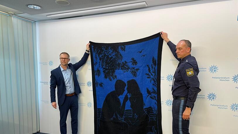 Stephan Beer, Chef der Münchner Mordkommission, und Polizeisprecher Werner Kraus zeigen die schwarzblaue Decke, die im Mordfall Sonja Engelbrecht rekonstruiert werden konnte. Stephan Beer, Chef der Münchner Mordkommission, und Polizeisprecher Werner Kraus zeigen die schwarzblaue Decke, die im Mordfall Sonja Engelbrecht rekonstruiert werden konnte.