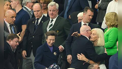 Prinzessin Anne (vorne) und Fürst Albert (hinten) bei der Rugby-WM in Paris.