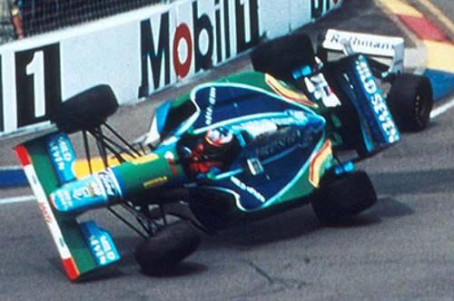 Schumacher (vorne) versucht sich nach Hills Attacke 1994 als Zweiradfahrer - und wird Weltmeister.