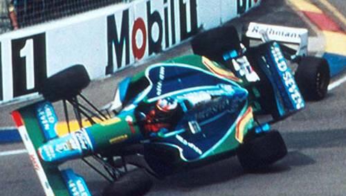 Schumacher (vorne) versucht sich nach Hills Attacke 1994 als Zweiradfahrer - und wird Weltmeister. Schumacher (vorne) versucht sich nach Hills Attacke 1994 als Zweiradfahrer - und wird Weltmeister.