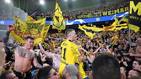 Dortmunds Marco Reus (M) jubelt mit den mitgereisten Fans über den Sieg bei Paris Saint-Germain.