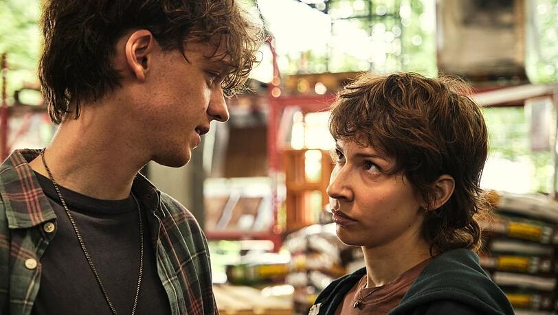 Die Mittzwanziger Mike (Jeremias Meyer) und Nisha (Amina Merai) sind schwer verliebt und wollen heiraten. Die Mittzwanziger Mike (Jeremias Meyer) und Nisha (Amina Merai) sind schwer verliebt und wollen heiraten.