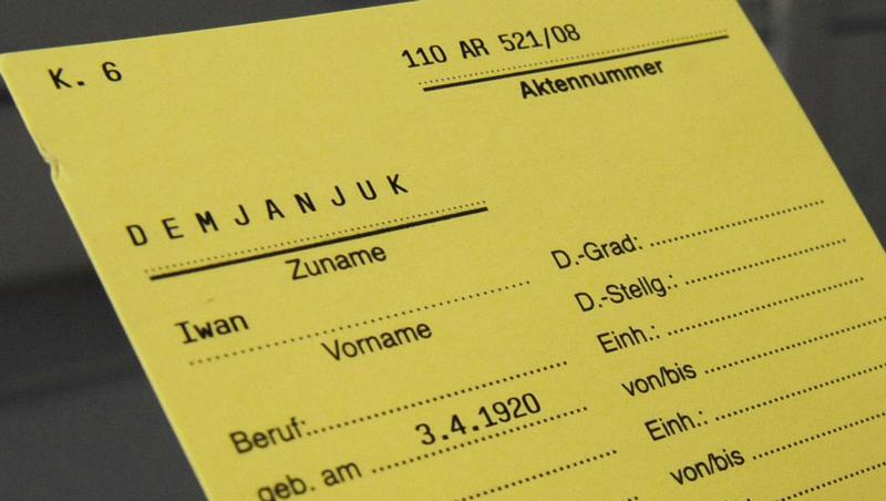Eine Karteikarte im Fall Demjanjuk in der "Zentralen Stelle der Landesjustizbehörden zur Aufklärung nationalsozialistischer Verbrechen" in Ludwigsburg. Eine Karteikarte im Fall Demjanjuk in der "Zentralen Stelle der Landesjustizbehörden zur Aufklärung nationalsozialistischer Verbrechen" in Ludwigsburg.