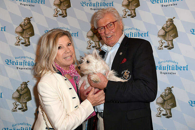 Marianne Hartl und Michael Hartl samt Hund