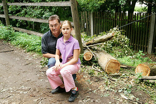 Die Retter: Michael Weigl (56) und seine Tochter Melanie (10) waren zuerst am Unglücksort und zogen Annalena unter dem umgestürzten Baum hervor.