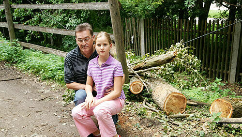 Die Retter: Michael Weigl (56) und seine Tochter Melanie (10) waren zuerst am Unglücksort und zogen Annalena unter dem umgestürzten Baum hervor. Die Retter: Michael Weigl (56) und seine Tochter Melanie (10) waren zuerst am Unglücksort und zogen Annalena unter dem umgestürzten Baum hervor.