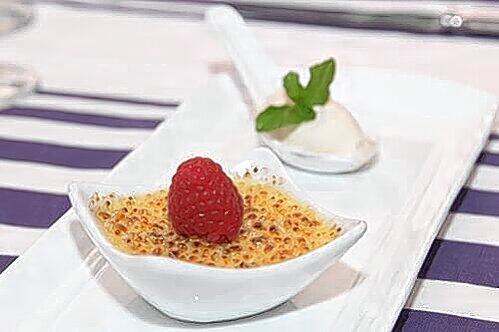 Und zum Schluss: Creme brulée mit Tonkabohneneis.