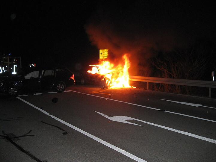 Der Unfallwagen fing sofort Feuer - die junge Frau wurde nur leicht verletzt.