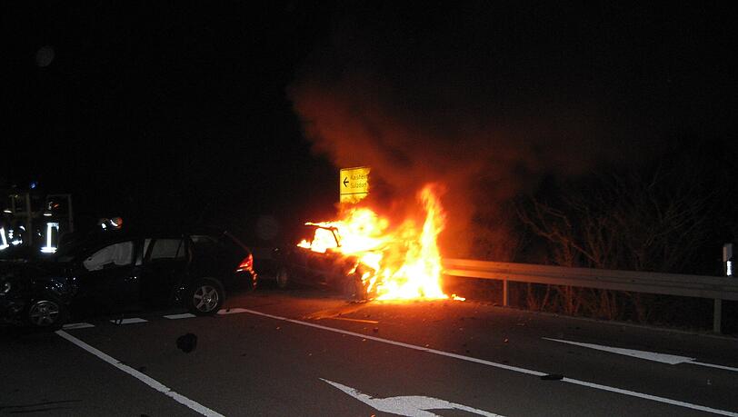 Der Unfallwagen fing sofort Feuer - die junge Frau wurde nur leicht verletzt. Der Unfallwagen fing sofort Feuer - die junge Frau wurde nur leicht verletzt.