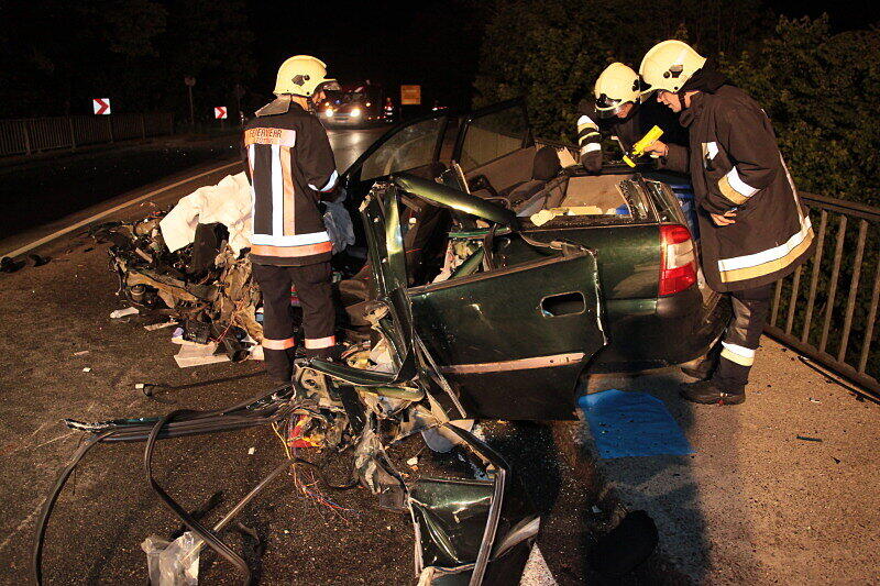 Bei einem Horror-Unfall in der Nähe von Altötting wurde dieses Auto völlig zerfetzt.