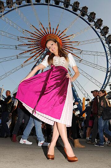 Promis auf dem Oktoberfest! Da geht dem Sportsfreund das Herzerl auf: Die Sportmoderatorinnen Britta Hofmann (Im Dirndl von Alpenprinzessin), Karolin Oltersdorf (Im Angermaier-Dirndl), Birgit Nössing (Das Dirndl) und Jessica Kastrop (Basler-Dirndl) zeigen ihre sexy Dirndl auf dem Oktoberfest. Die schönen Bilder.
