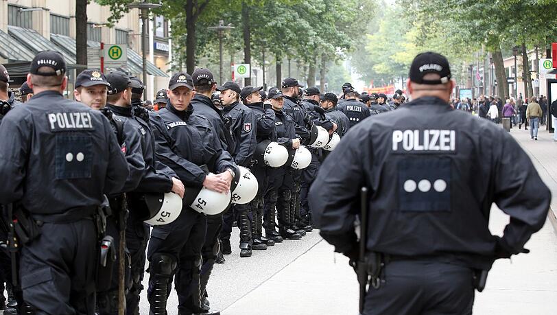 Bei Protesten gegen Rechts kam es am Samstag in Hamburg zu Ausschreitungen! Bei Protesten gegen Rechts kam es am Samstag in Hamburg zu Ausschreitungen!