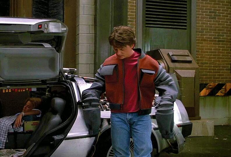 Die Jacke:
Dasselbe gilt für die Jacken, die sich in der Größe dem Träger anpassen und sich selbstständig blitzschnell trocken blasen können. Genauso für die Roboter, die Hunde Gassi führen. Fingerabdruckleser statt Türklinken gibt es schon, aber eher als Spielerei.