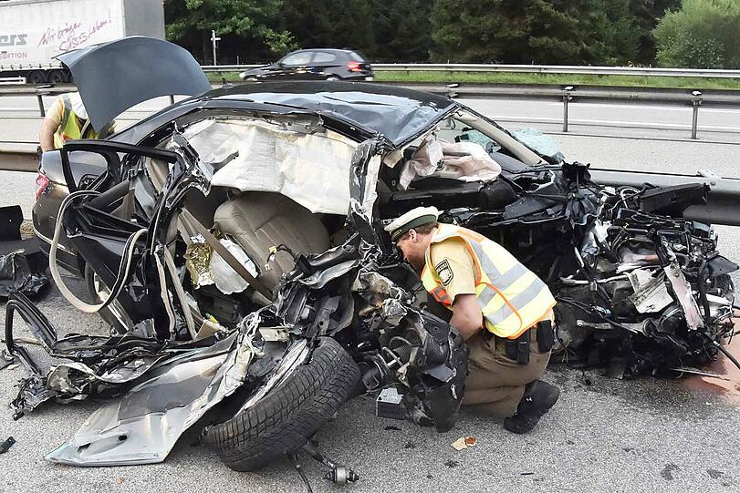 Die Bilder vom Unfall auf der A8, bei dem ein Mercedes mit einem Sattelzug kollidierte.