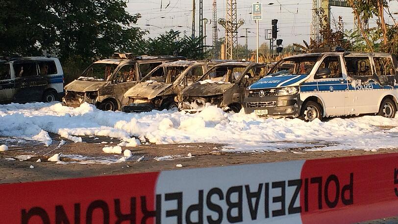 Mehrere ausgebrannte Autos, darunter Fahrzeuge der Bundespolizei und der Deutschen Bahn, am Hauptbahnhof in Magdeburg. Foto: Peter Gercke Mehrere ausgebrannte Autos, darunter Fahrzeuge der Bundespolizei und der Deutschen Bahn, am Hauptbahnhof in Magdeburg. Foto: Peter Gercke