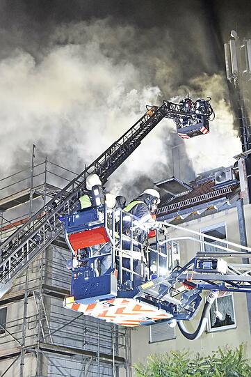 Die Einsatzkräfte mussten 40 Bewohner in Sicherheit bringen. Die Flammen hatten vom ersten Haus auf einen benachbarten Dachstuhl übergegriffen.