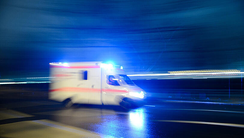 Die 8-jährige Schülerin musste mit einem gebrochenen Fuß ins Krankenhaus gebracht werden. Zuvor wurde sie von einem Auto angefahren. (Symbolbild) Die 8-jährige Schülerin musste mit einem gebrochenen Fuß ins Krankenhaus gebracht werden. Zuvor wurde sie von einem Auto angefahren. (Symbolbild)