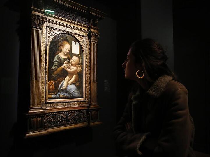 Eine Besucherin schaut sich das Gemälde "Madonna Benois" von Leonardo Da Vinci im Pariser Louvre an.