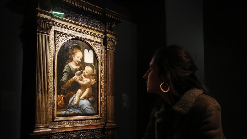 Eine Besucherin schaut sich das Gemälde "Madonna Benois" von Leonardo Da Vinci im Pariser Louvre an. Eine Besucherin schaut sich das Gemälde "Madonna Benois" von Leonardo Da Vinci im Pariser Louvre an.