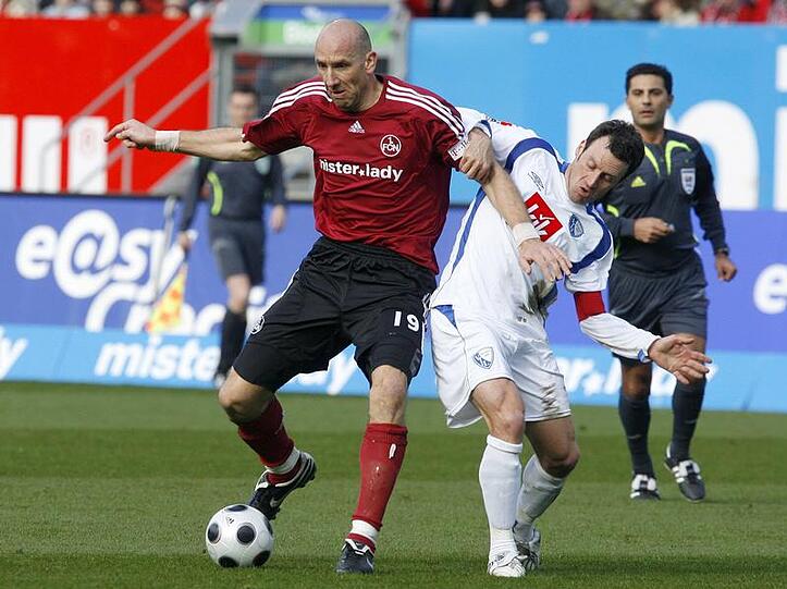 Der Nürnberger Jan Koller (l) verteidigt den Ball gegen Thomas Zdebel vom VfL Bochum.