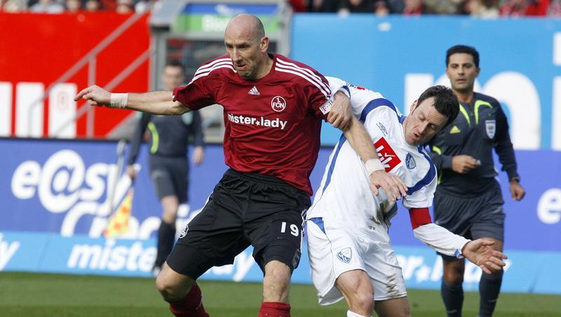 Der Nürnberger Jan Koller (l) verteidigt den Ball gegen Thomas Zdebel vom VfL Bochum. Der Nürnberger Jan Koller (l) verteidigt den Ball gegen Thomas Zdebel vom VfL Bochum.