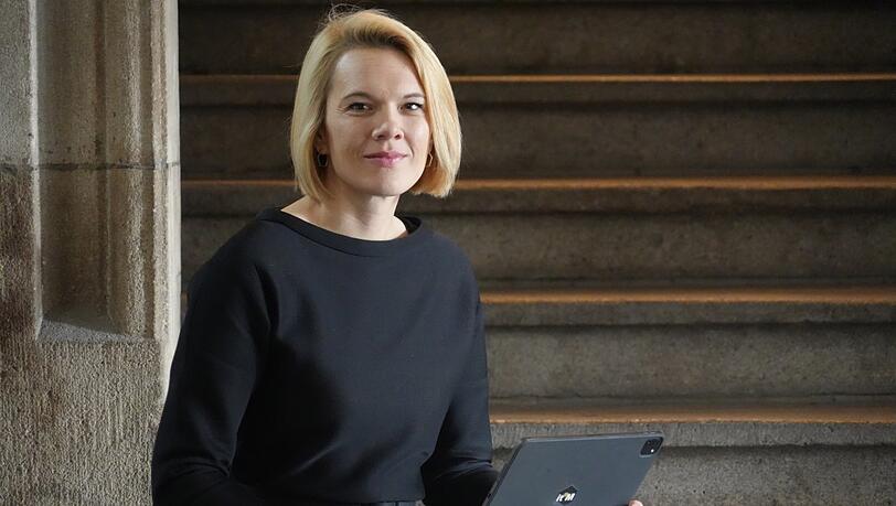 Laura Sophie Dornheim findet, dass ihre Kollegen künftig viele Arbeiten auch im Homeoffice oder am kleinen Bildschirm erledigen können sollen. Seit Sommer leitet sie das städtische Referat, das das ermöglichen soll.