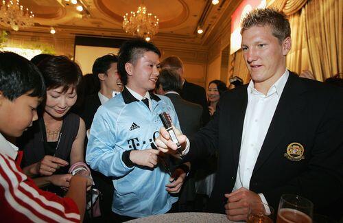 Bastian Schweinsteiger weiß seit der letzten Japan-Reise 2006, dass er auch Fans in Japan hat.