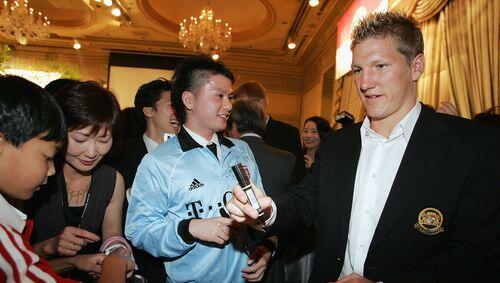 Bastian Schweinsteiger weiß seit der letzten Japan-Reise 2006, dass er auch Fans in Japan hat. Bastian Schweinsteiger weiß seit der letzten Japan-Reise 2006, dass er auch Fans in Japan hat.